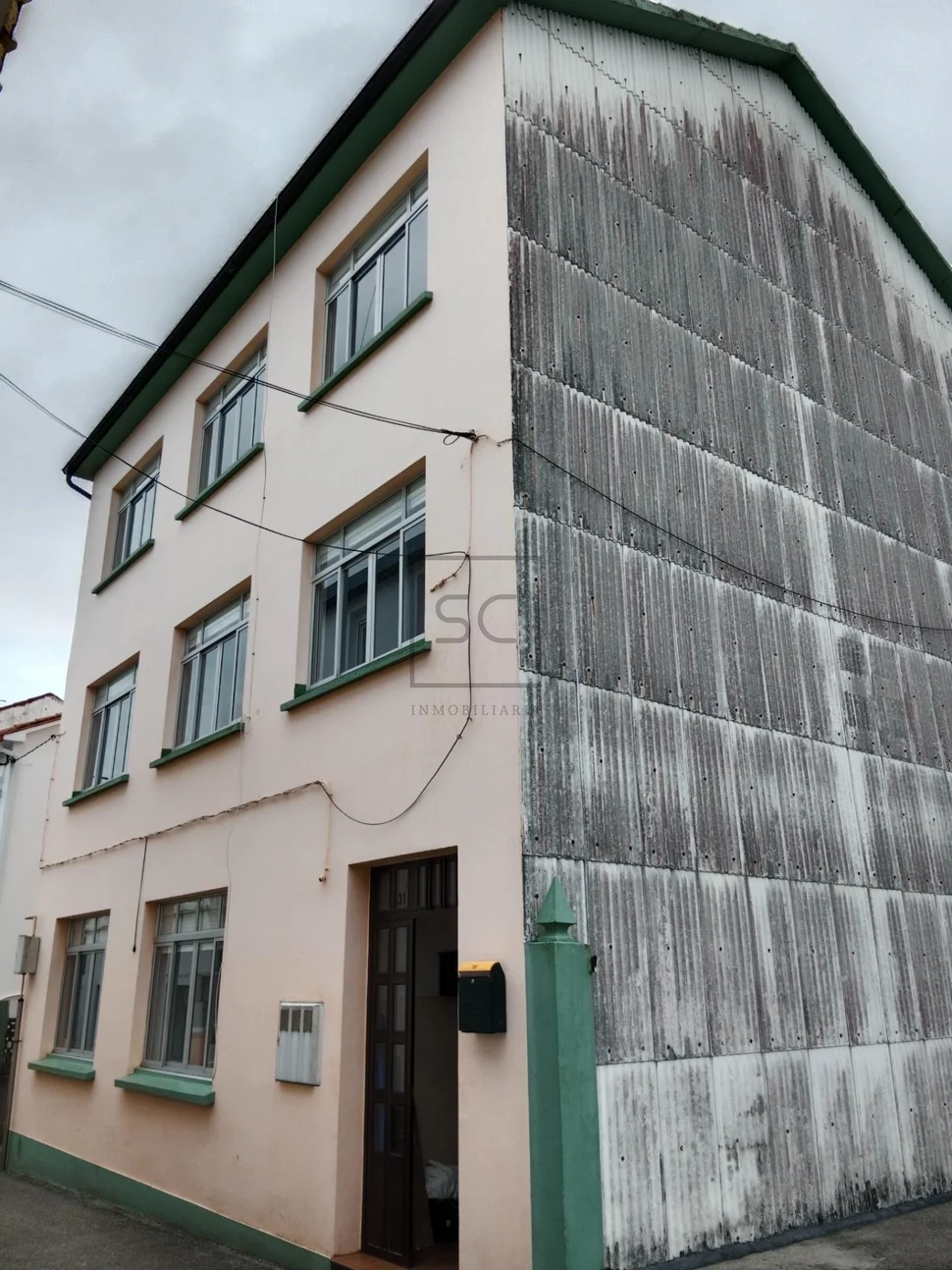 Edificio con patio en fene