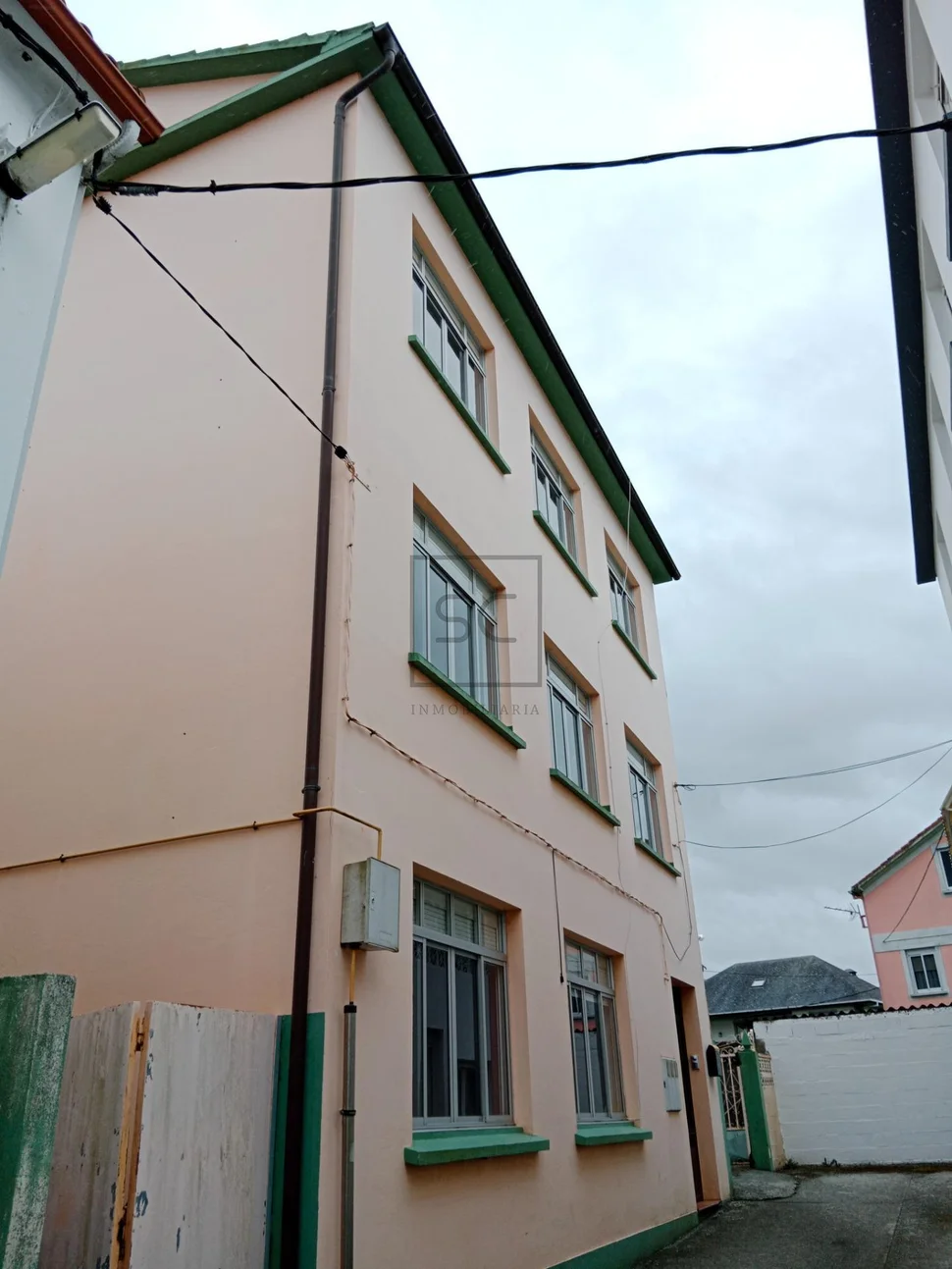 Edificio con patio en fene