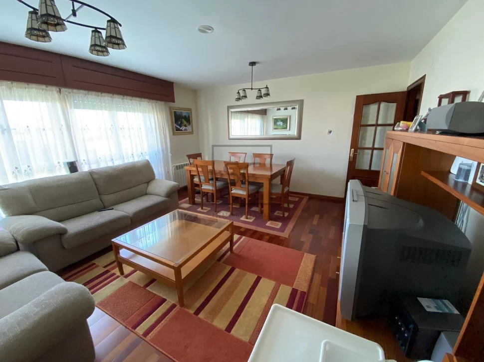 Amplio piso en narón con ascensor y plaza de garaje