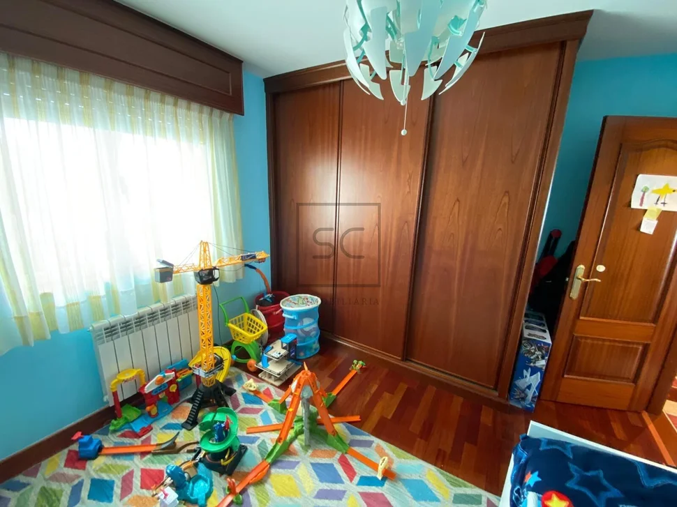 Amplio piso en narón con ascensor y plaza de garaje