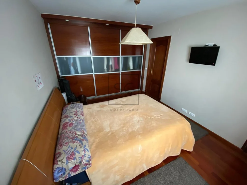 Amplio piso en narón con ascensor y plaza de garaje