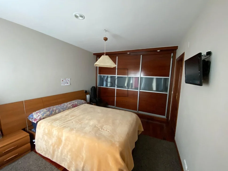 Amplio piso en narón con ascensor y plaza de garaje