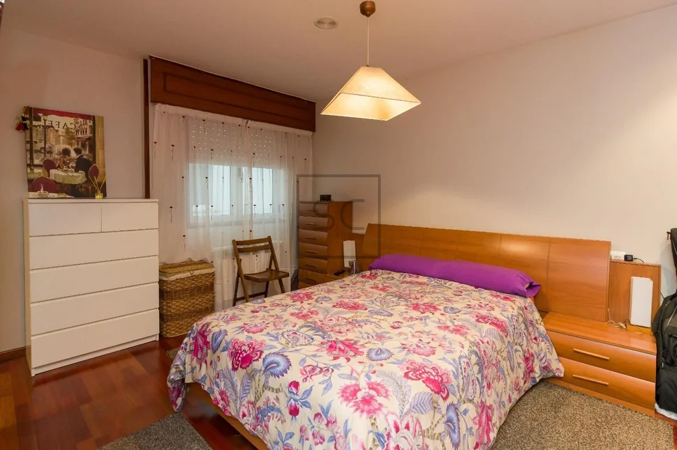 Amplio piso en narón con ascensor y plaza de garaje