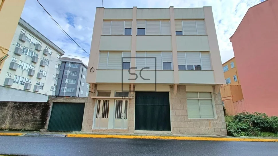 Edificio con dos plantas en perlío, fene