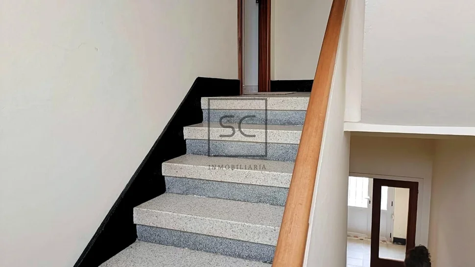 Edificio con dos plantas en perlío, fene