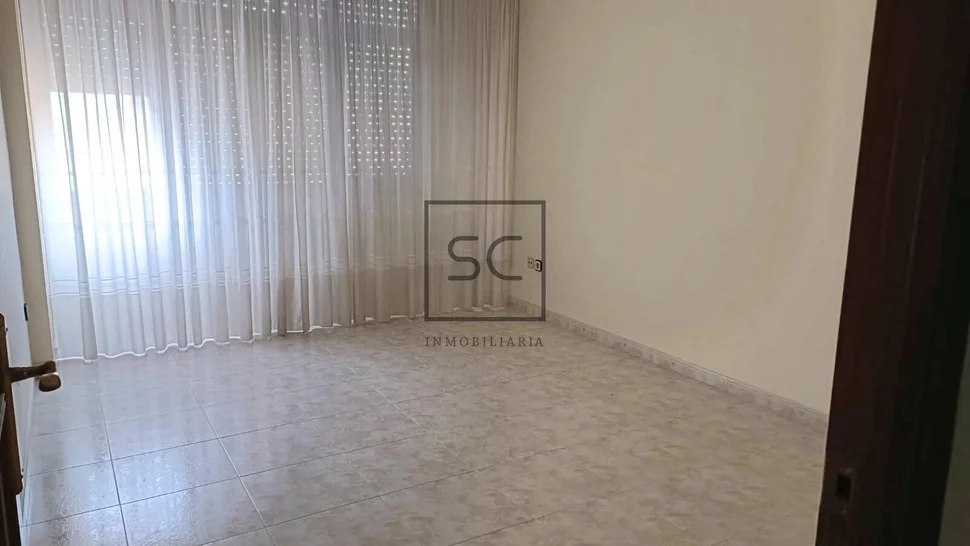 Edificio con dos plantas en perlío, fene