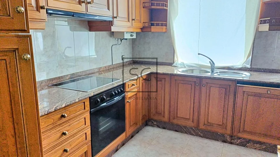 Edificio con dos plantas en perlío, fene