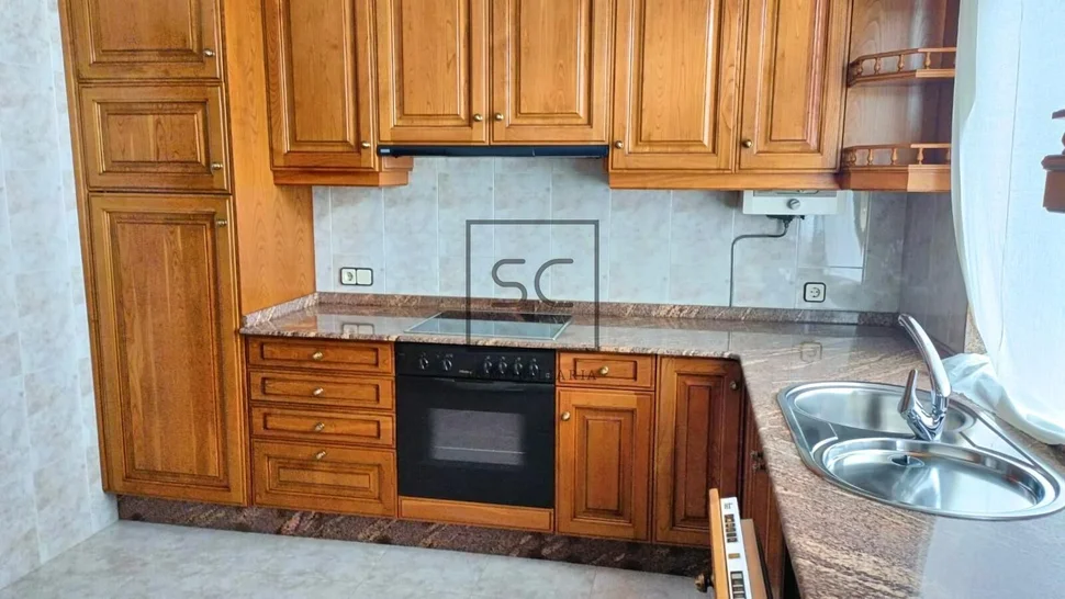 Edificio con dos plantas en perlío, fene