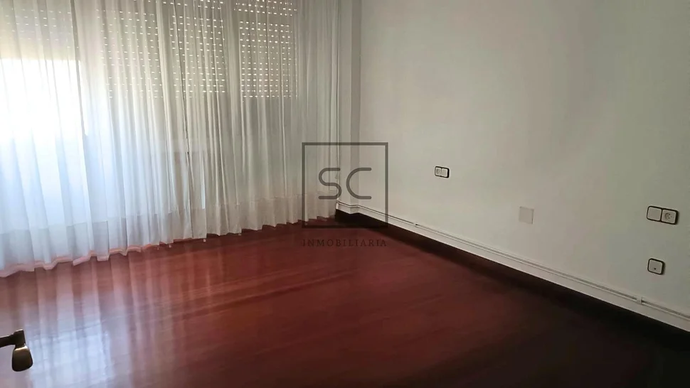 Edificio con dos plantas en perlío, fene