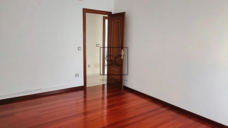 Edificio con dos plantas en perlío, fene