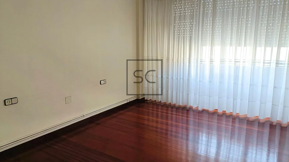 Edificio con dos plantas en perlío, fene