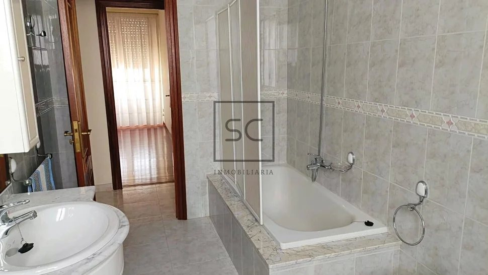 Edificio con dos plantas en perlío, fene