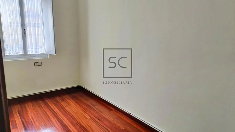 Edificio con dos plantas en perlío, fene