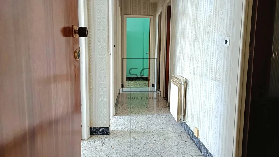 Edificio con dos plantas en perlío, fene