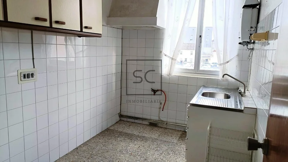 Edificio con dos plantas en perlío, fene