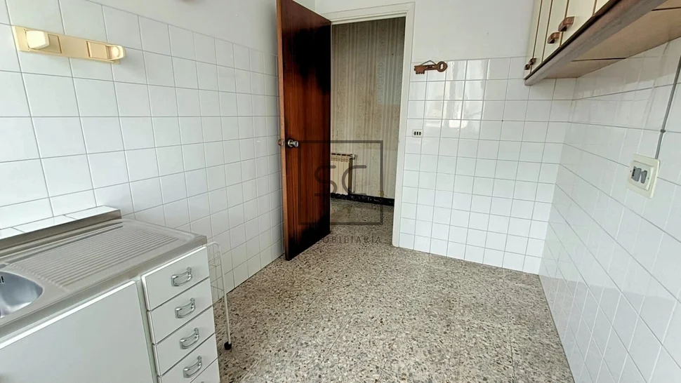 Edificio con dos plantas en perlío, fene