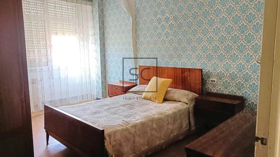 Edificio con dos plantas en perlío, fene