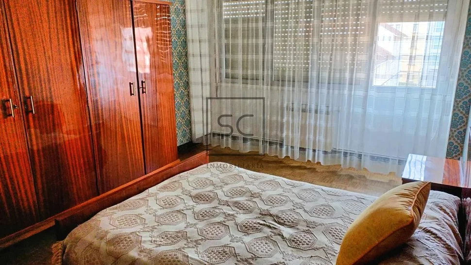 Edificio con dos plantas en perlío, fene