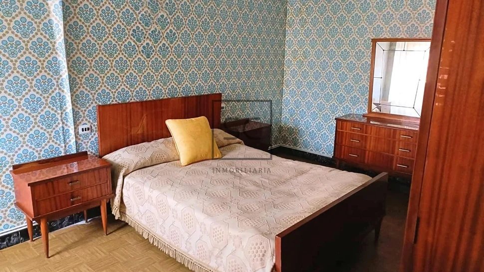 Edificio con dos plantas en perlío, fene