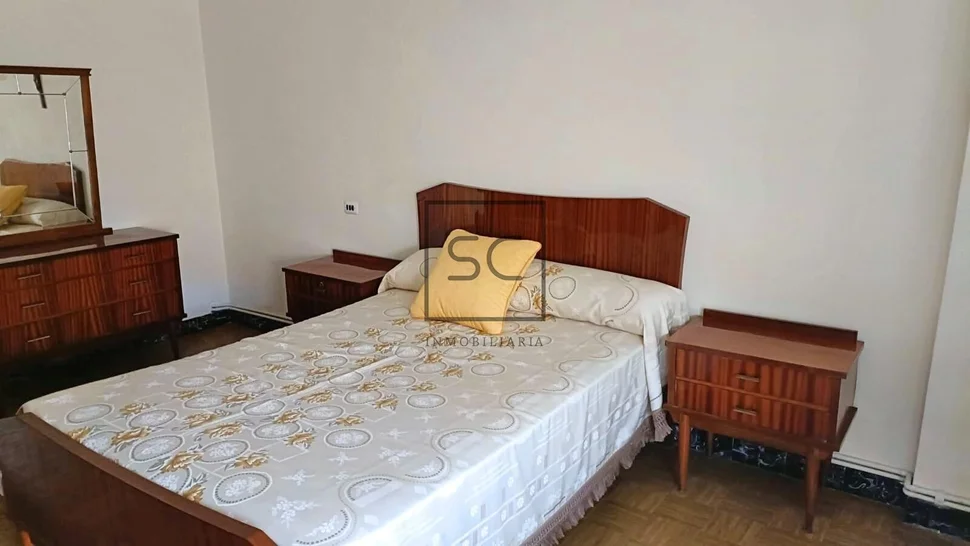 Edificio con dos plantas en perlío, fene