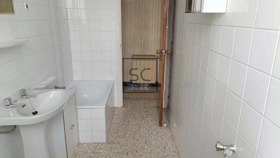 Edificio con dos plantas en perlío, fene