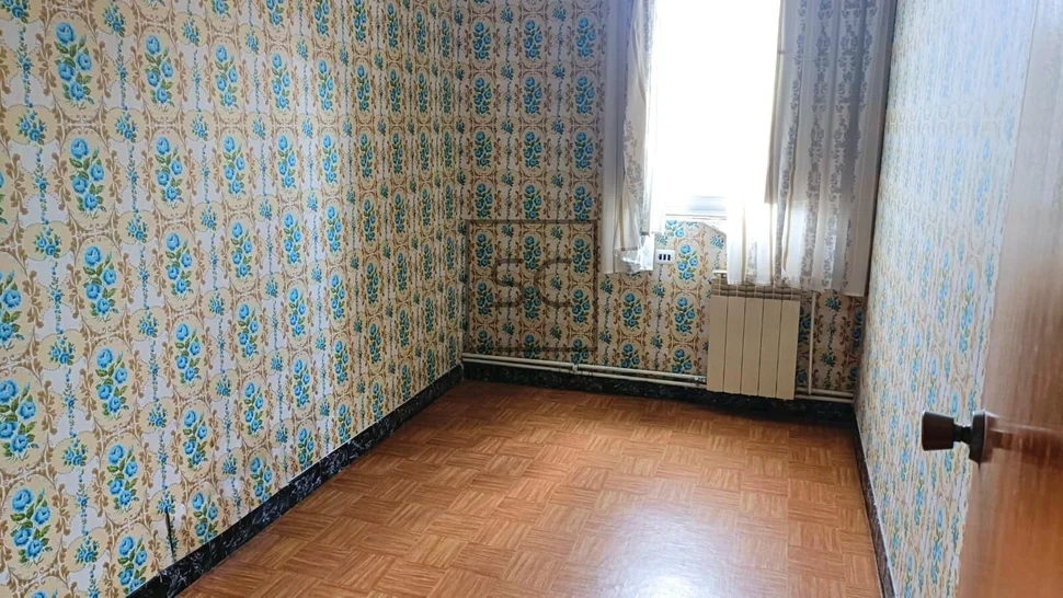 Edificio con dos plantas en perlío, fene