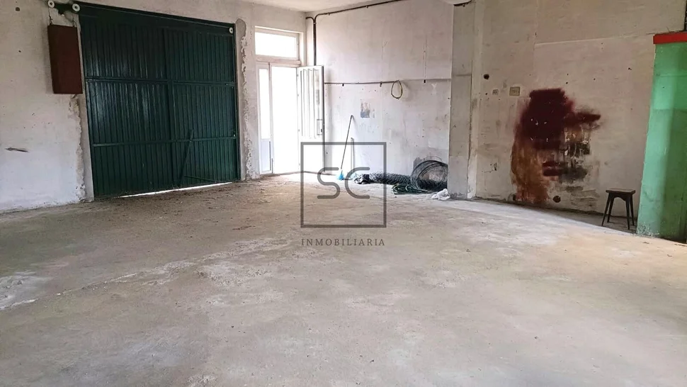 Edificio con dos plantas en perlío, fene