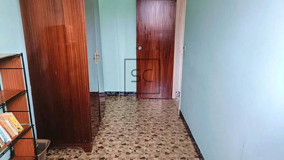 Edificio con dos plantas en perlío, fene