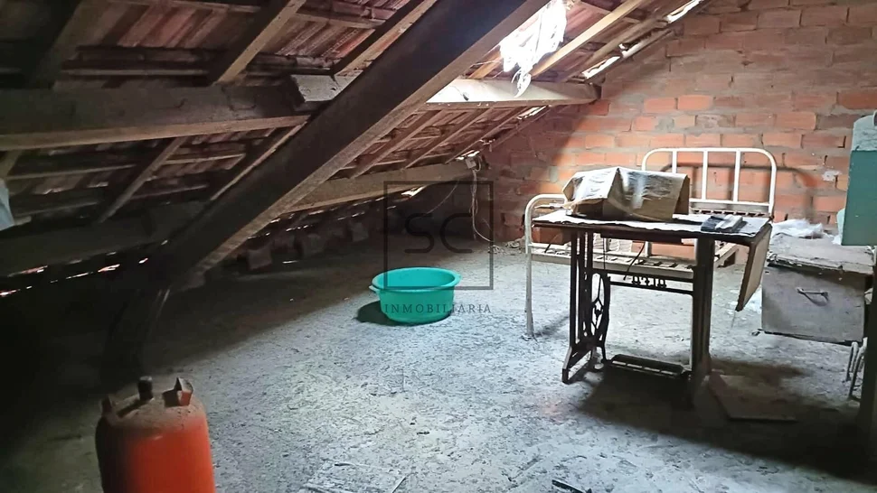 Edificio con dos plantas en perlío, fene