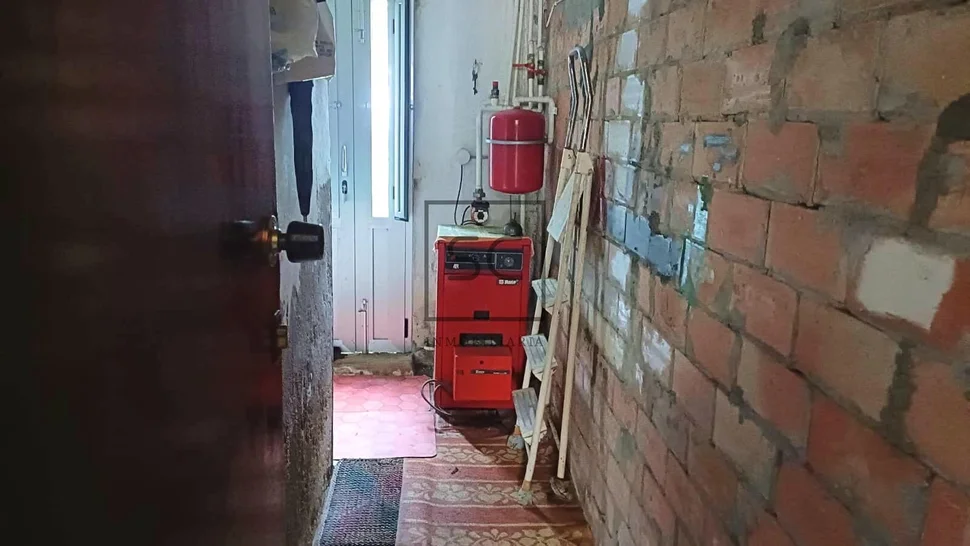 Edificio con dos plantas en perlío, fene