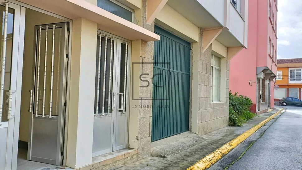 Edificio con dos plantas en perlío, fene