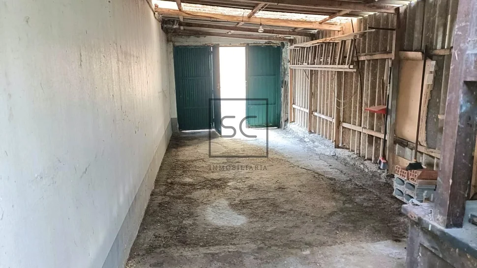 Edificio con dos plantas en perlío, fene