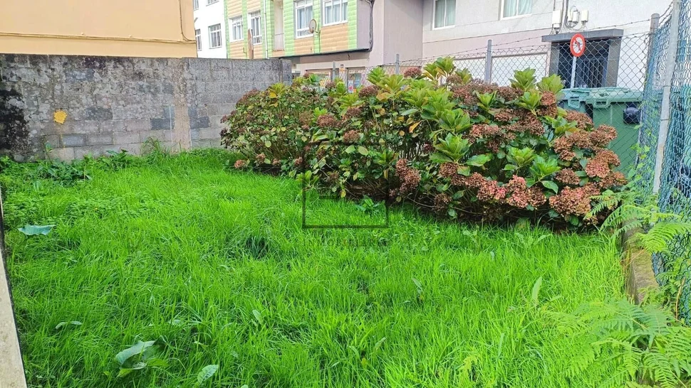 Edificio con dos plantas en perlío, fene