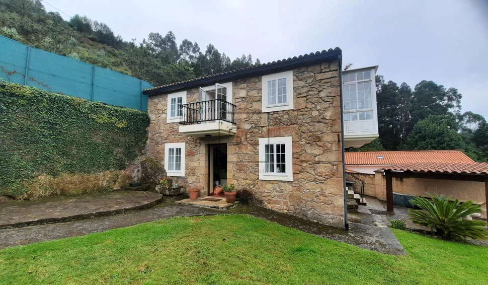 Casa de piedra con vistas al mar en doniños