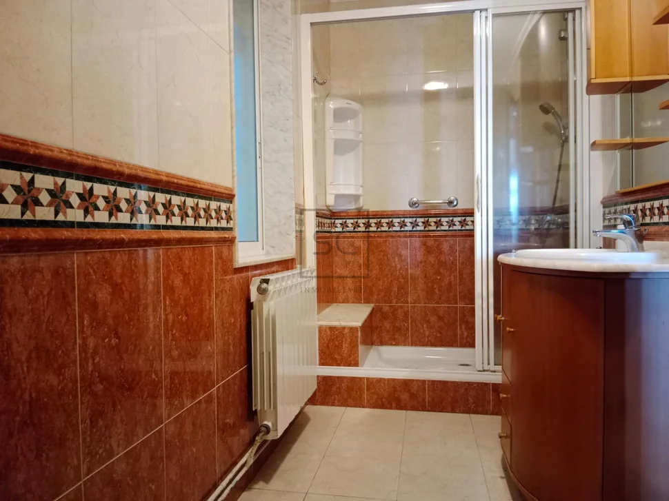 Casa con local en fene