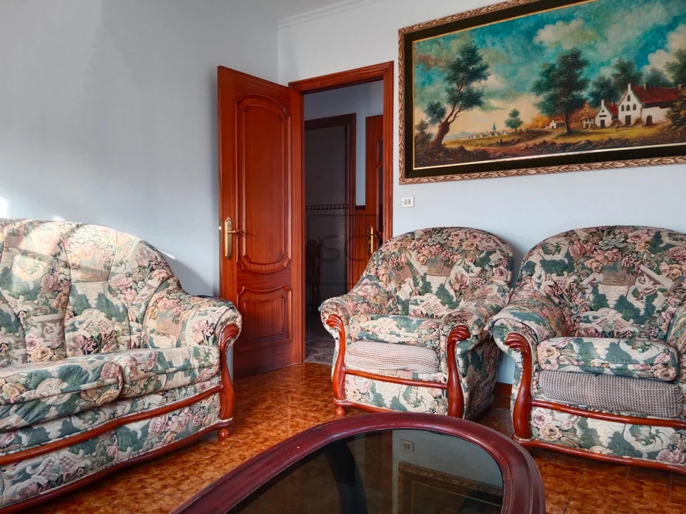 Casa con local en fene