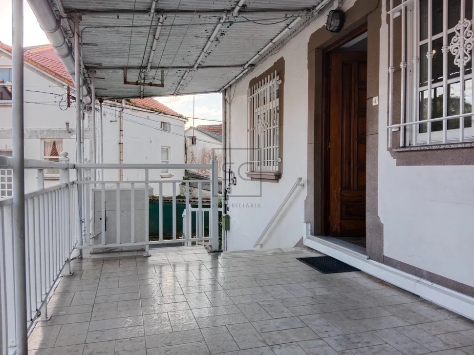 Casa con local en fene