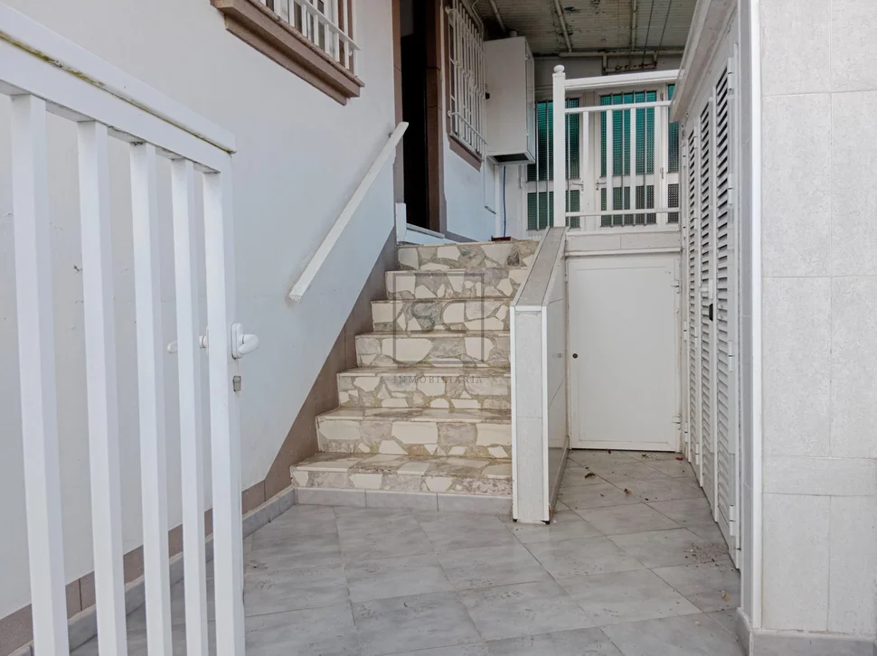 Casa con local en fene