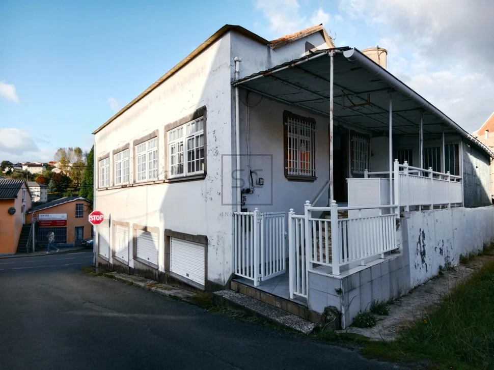 Casa con local en fene