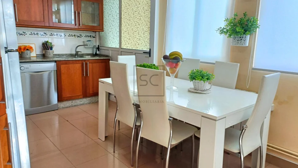 Luminoso ático con tres habitaciones en el centro de ferrol