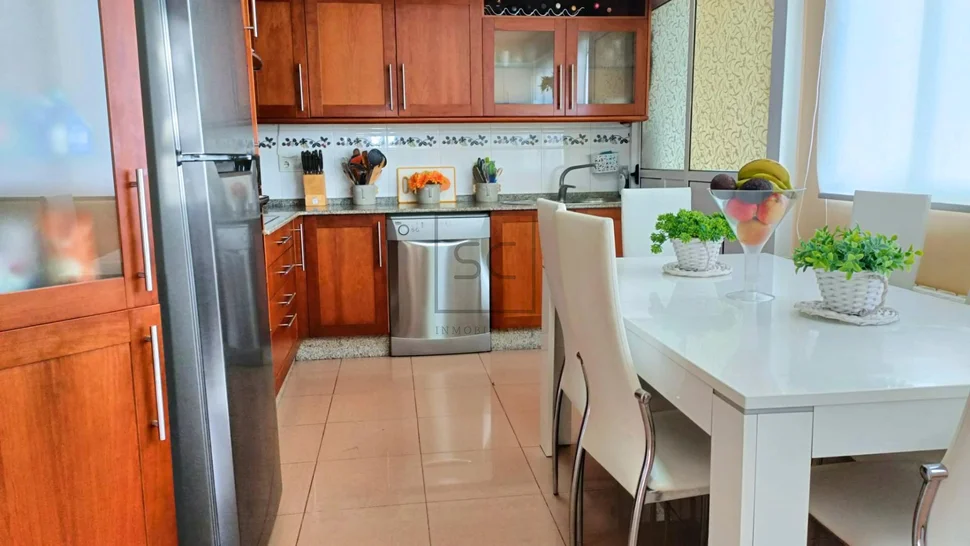 Luminoso ático con tres habitaciones en el centro de ferrol