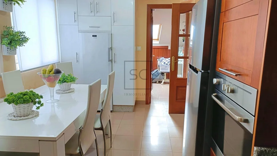 Luminoso ático con tres habitaciones en el centro de ferrol