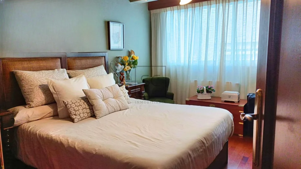 Luminoso ático con tres habitaciones en el centro de ferrol