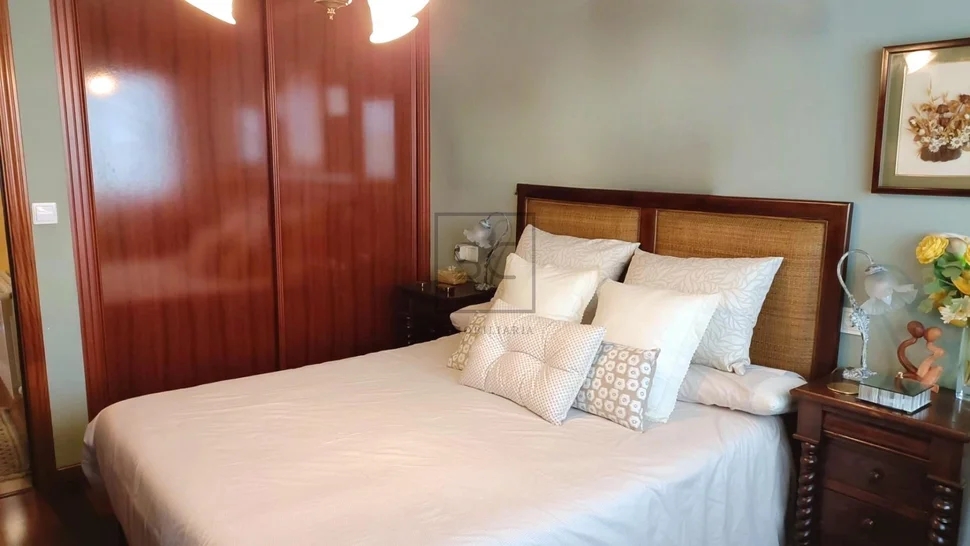 Luminoso ático con tres habitaciones en el centro de ferrol