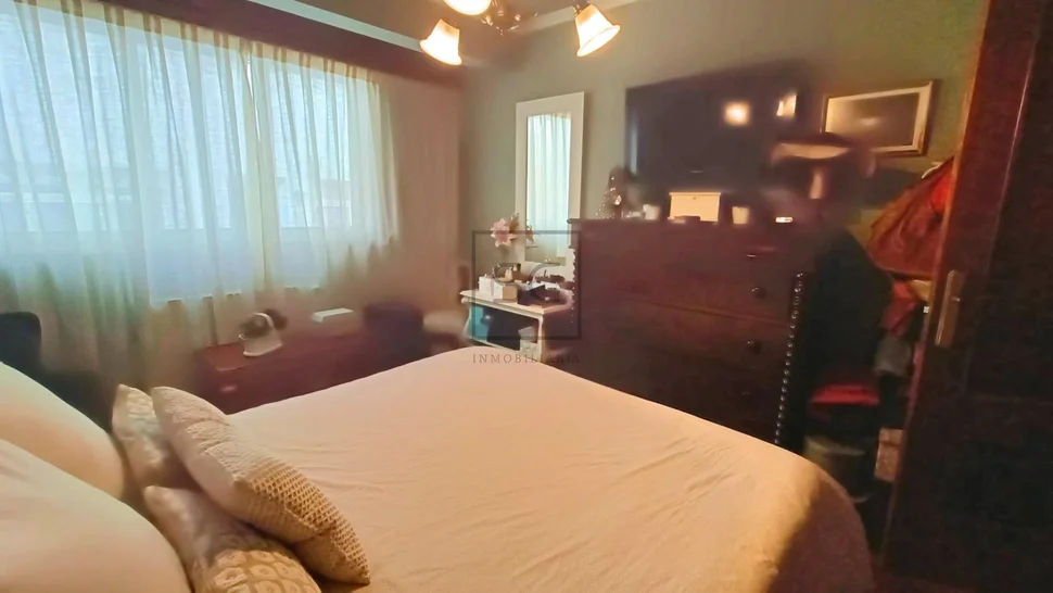 Luminoso ático con tres habitaciones en el centro de ferrol