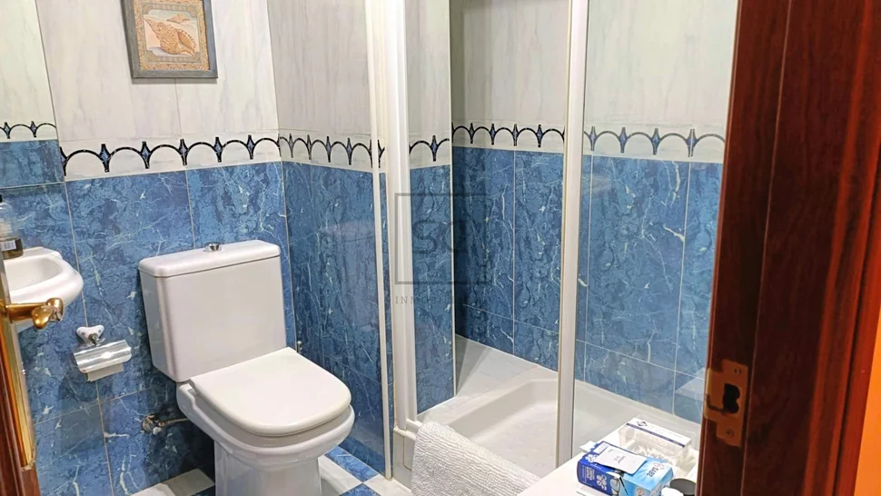 Luminoso ático con tres habitaciones en el centro de ferrol