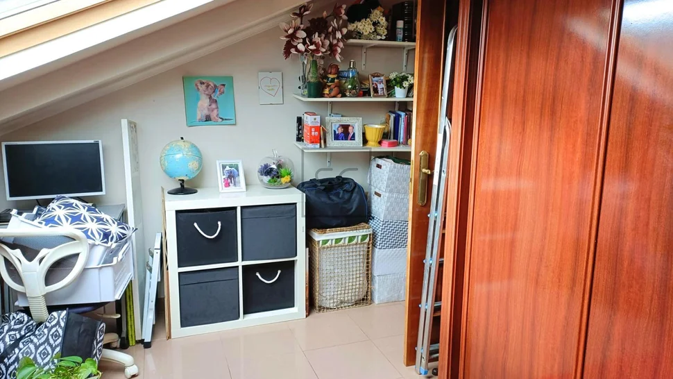 Luminoso ático con tres habitaciones en el centro de ferrol