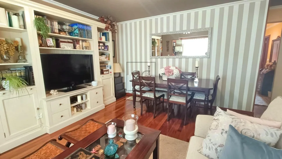 Luminoso ático con tres habitaciones en el centro de ferrol