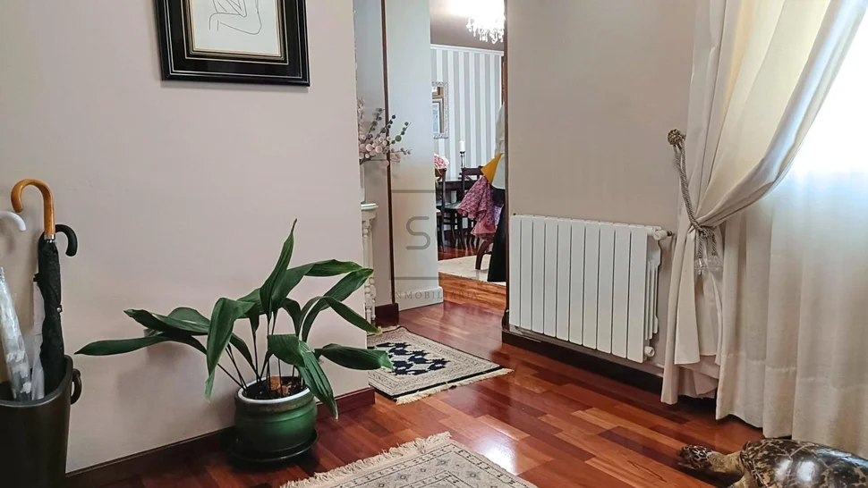 Luminoso ático con tres habitaciones en el centro de ferrol