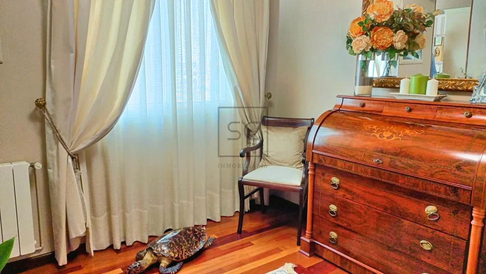 Luminoso ático con tres habitaciones en el centro de ferrol